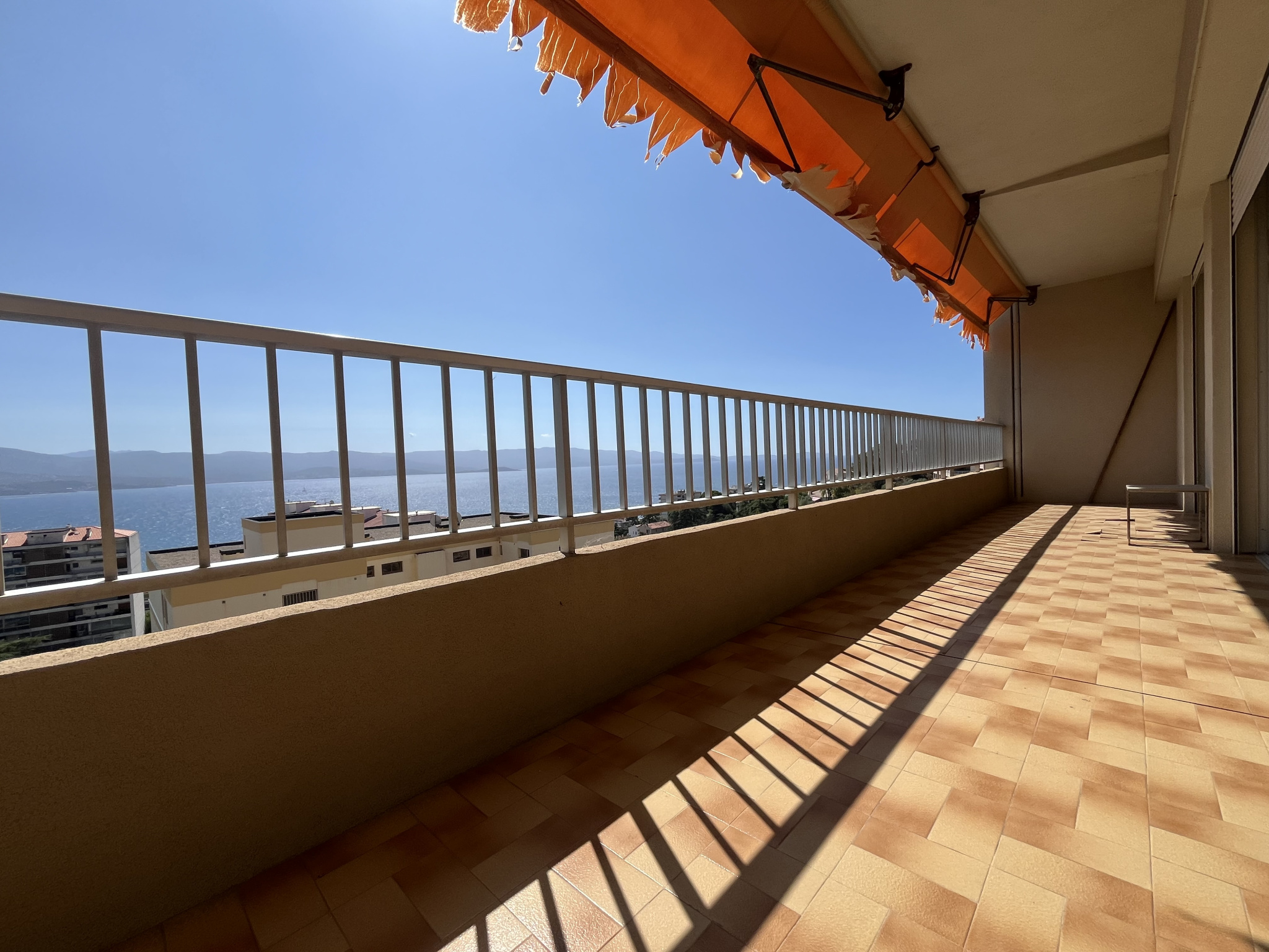 AJACCIO - PARC BERTHAULT - GRAND T2/3 AVEC TERRASSE VUE MER