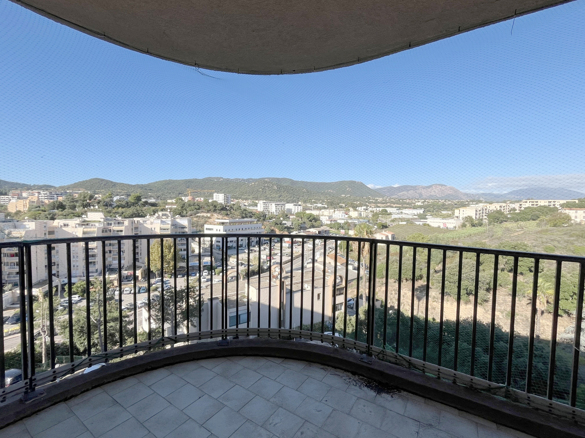 AJACCIO - STUDIO DE 30 M2 AVEC COIN NUIT AVEC TERRASSE VUE MONT GOZZI