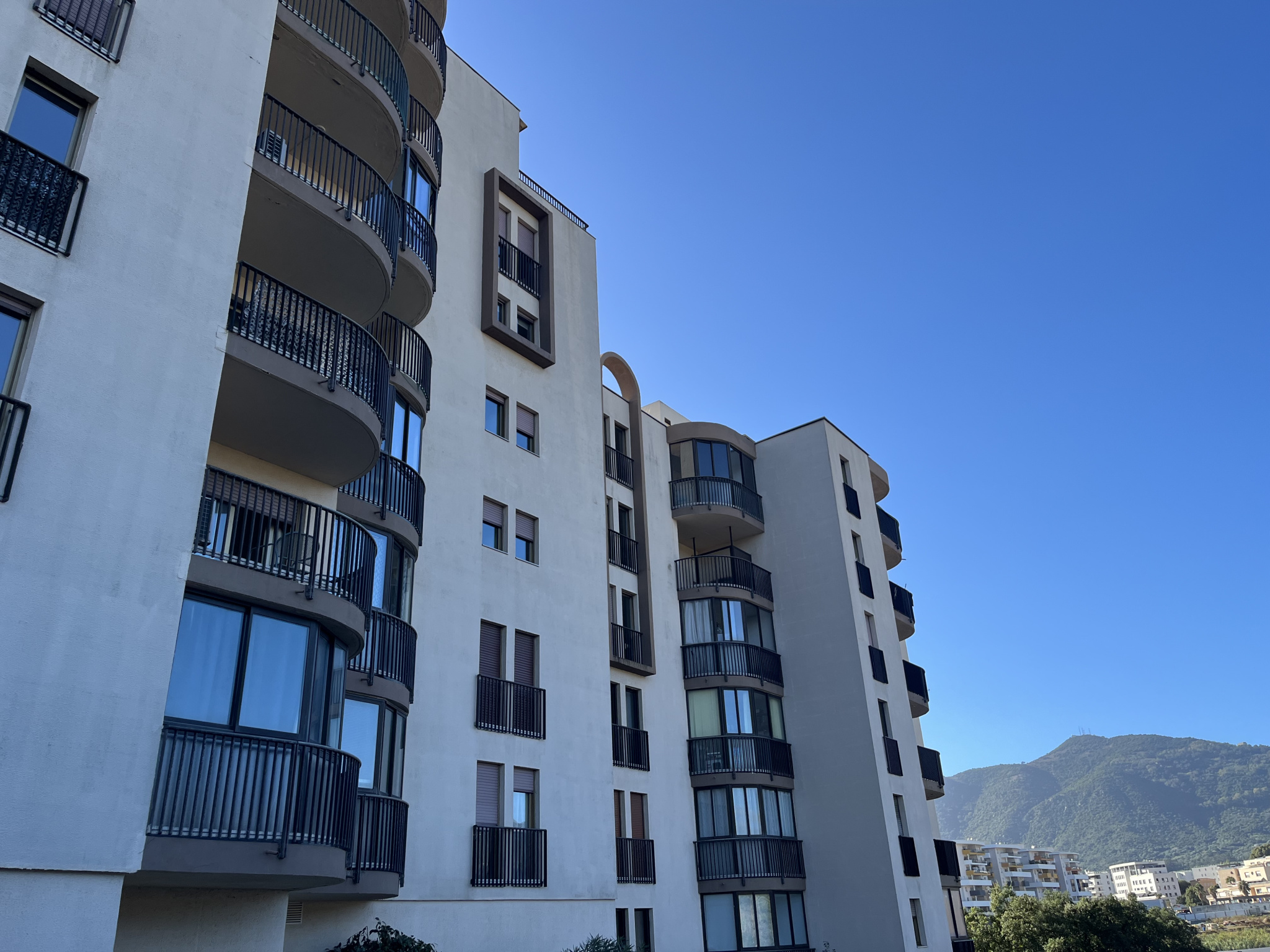 AJACCIO - STUDIO DE 30 M2 AVEC COIN NUIT AVEC TERRASSE VUE MONT GOZZI