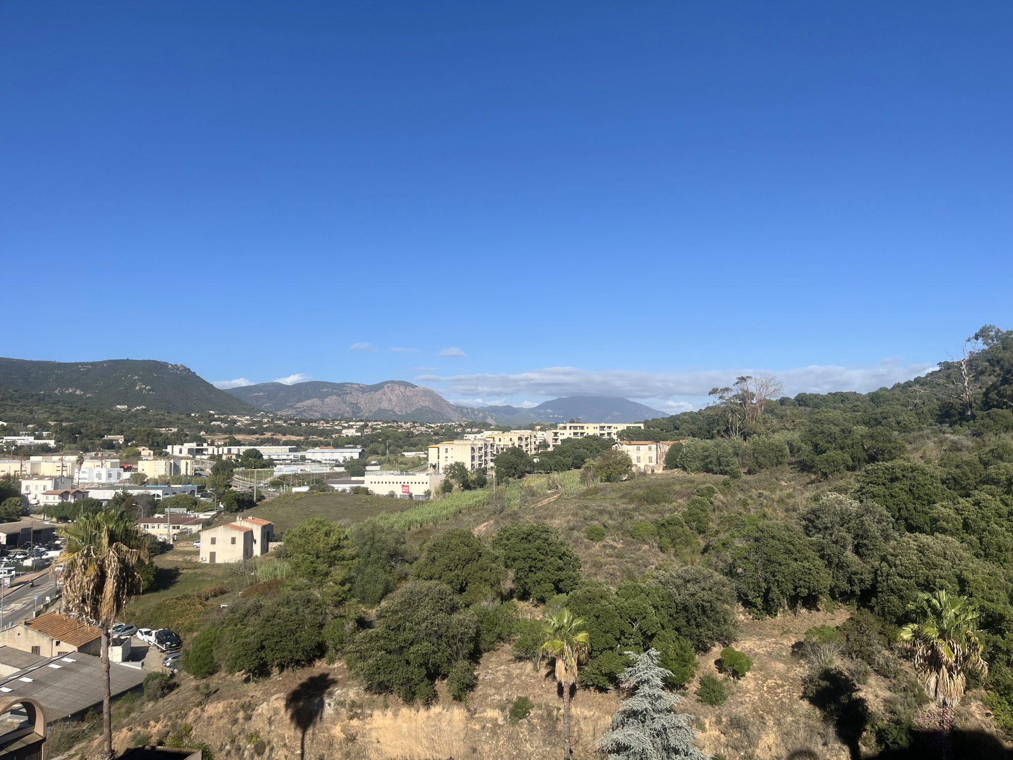 AJACCIO - STUDIO DE 30 M2 AVEC COIN NUIT AVEC TERRASSE VUE MONT GOZZI