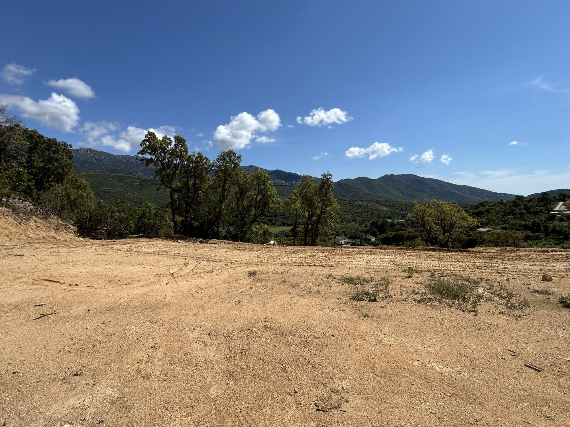 Terrain constructible 900m2 - Permis de construire accépté