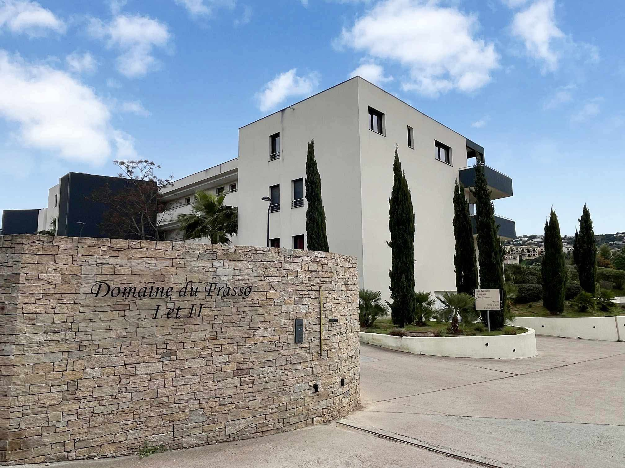 PORTICCIO - T2 DERNIER ETAGE AVEC GRANDE TERRASSE DE 25 M2