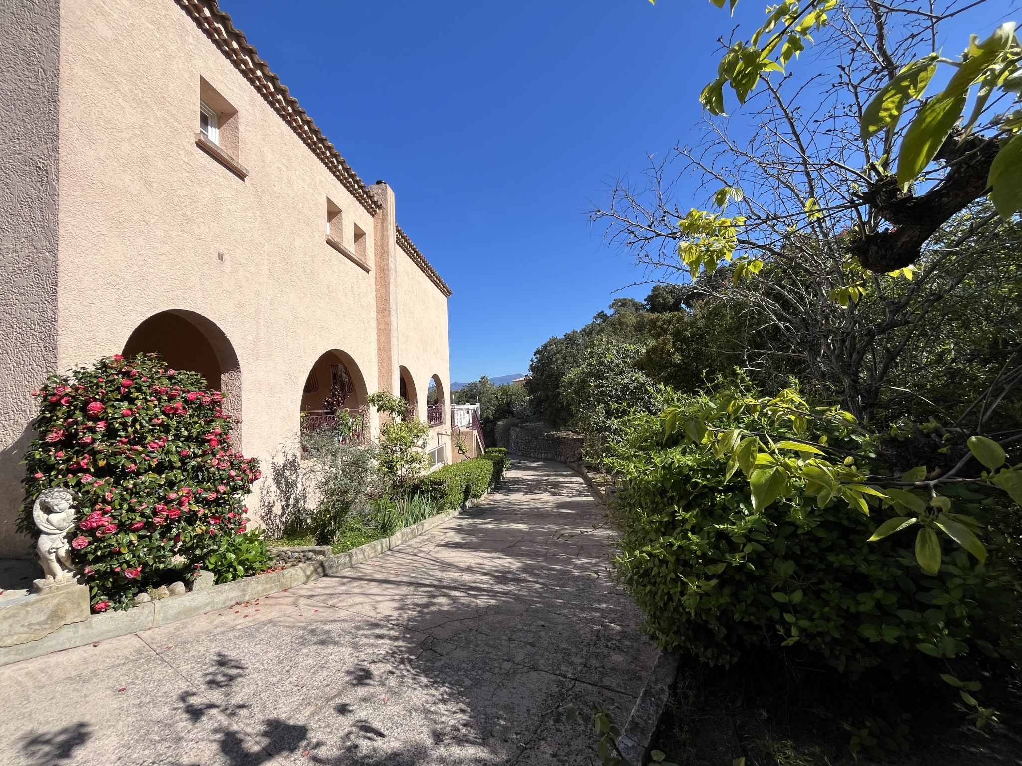 PORTICCIO - VILLA DE CHARMES DE 515 m2 AVEC PISCINE ET VUE MER
