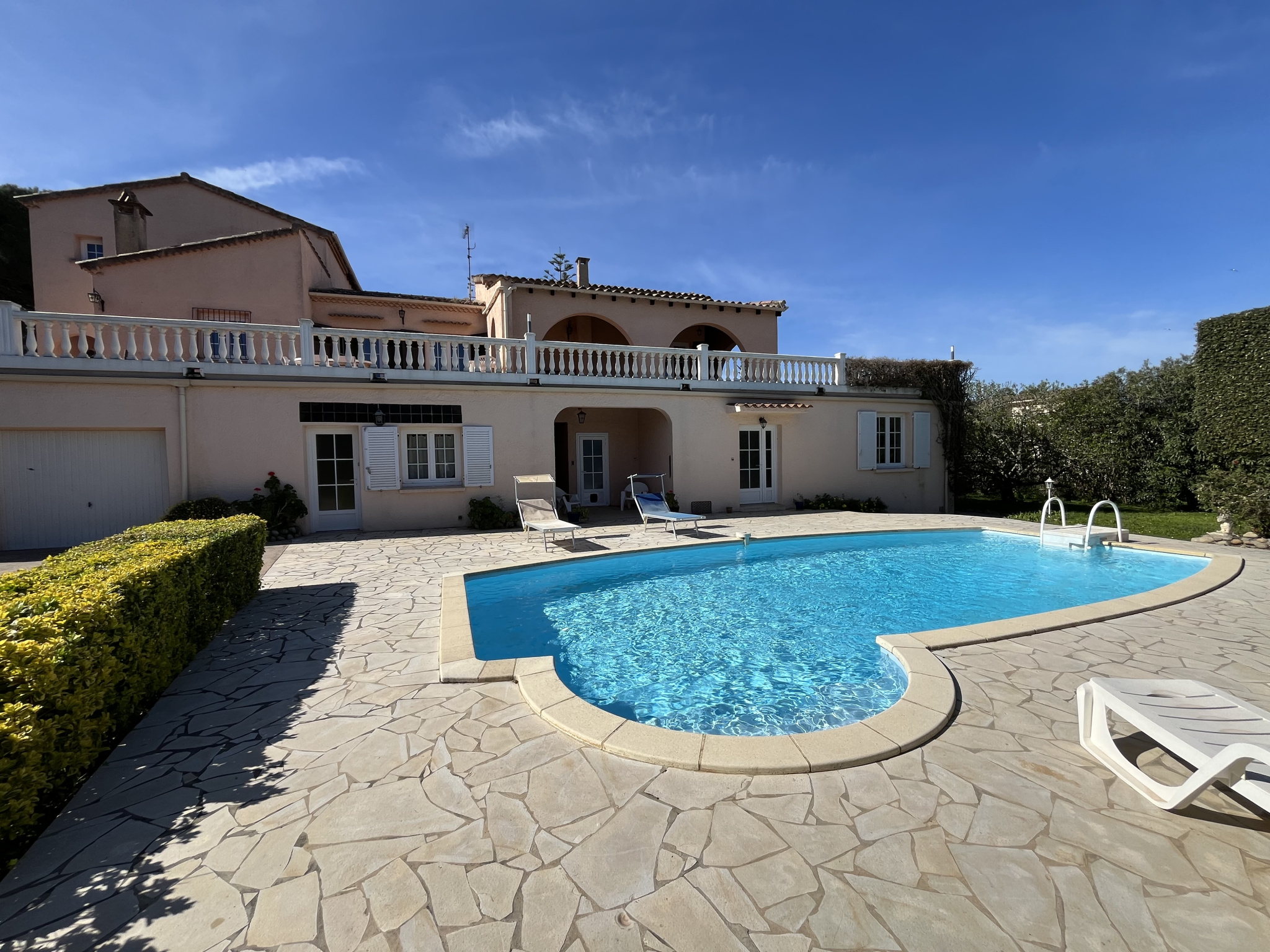 PORTICCIO - VILLA DE CHARMES DE 515 m2 AVEC PISCINE ET VUE MER