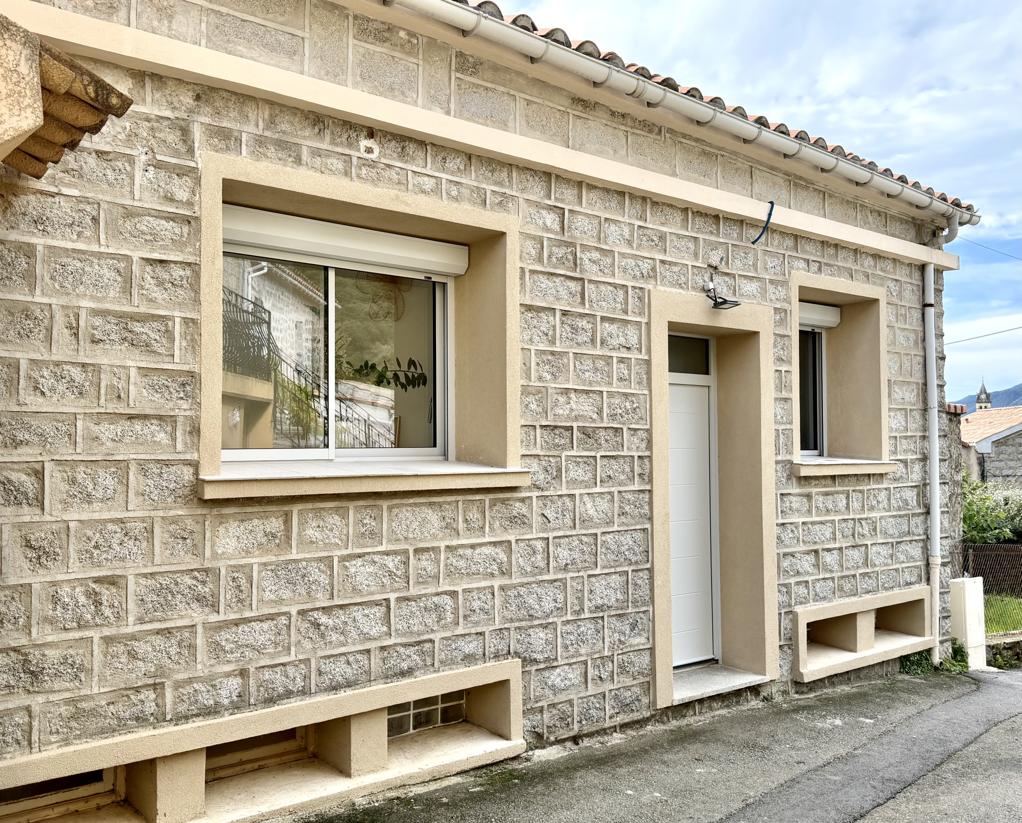 Maison de village entièrement rénovée et sa petite place privée