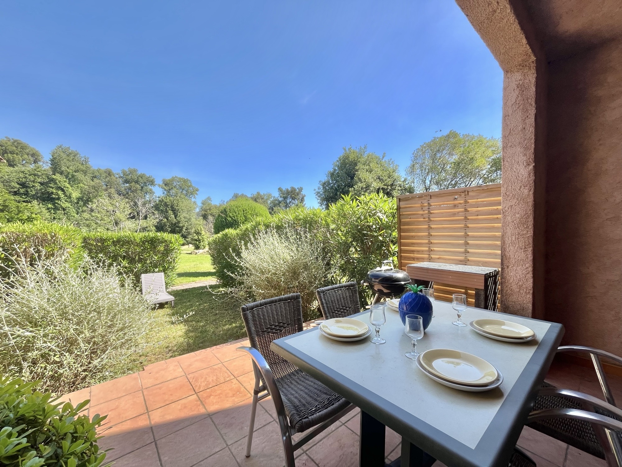 T1 BIS AVEC TERRASSE ET JARDIN   ENTRE PINARELLO ET LA TOUR DE FAUTEA